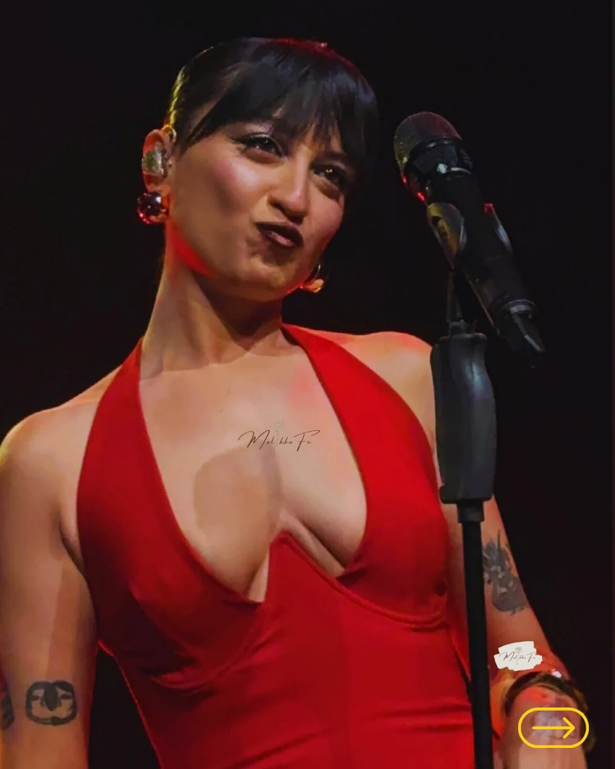 Melike Şahin Derin Dekoltesiyle Göz Kamaştırdı