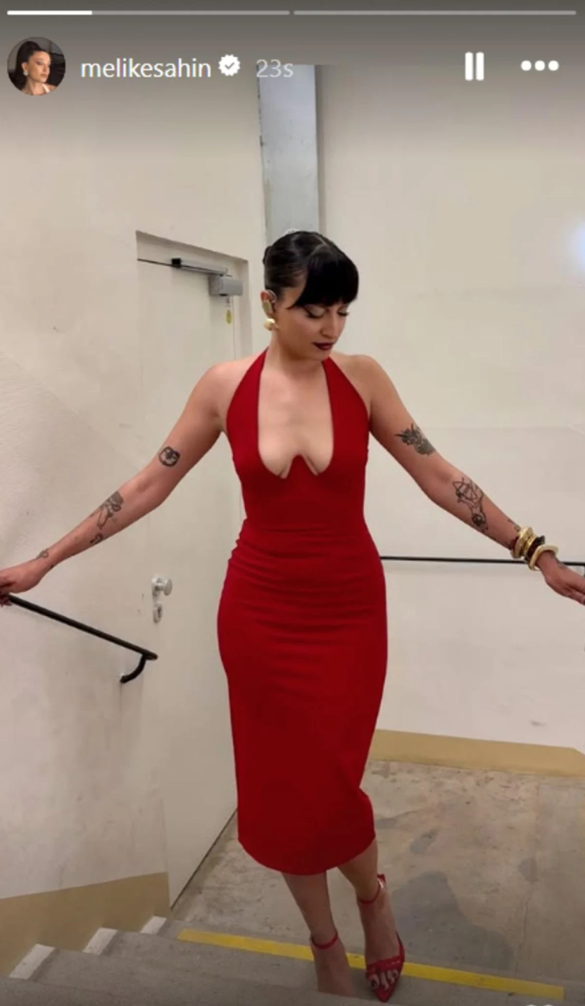 Melike Şahin Derin Dekoltesiyle Göz Kamaştırdı1