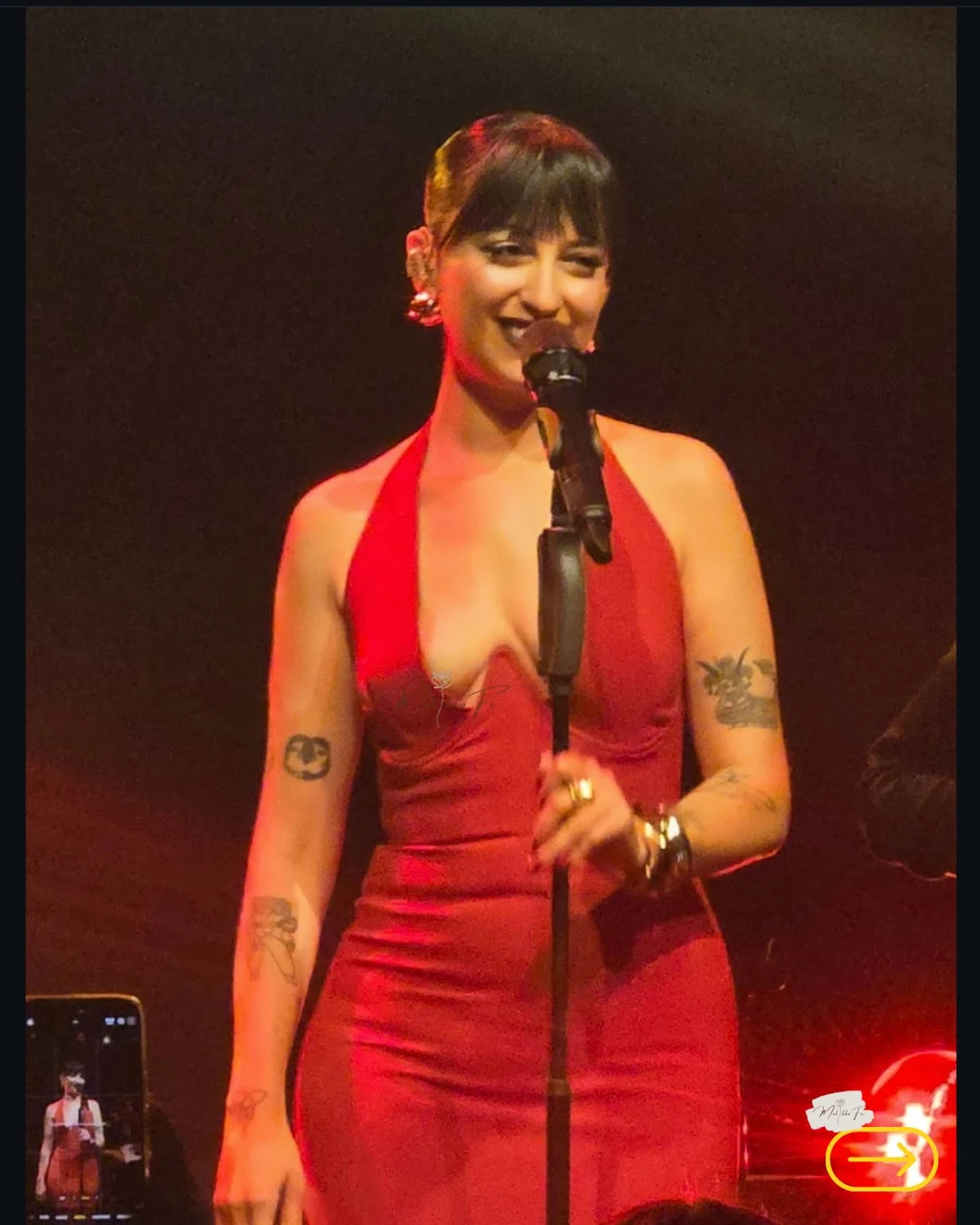 Melike Şahin Derin Dekoltesiyle Göz Kamaştırdı2