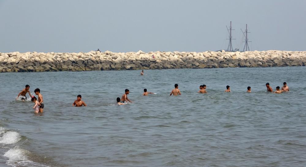 Mersin'de Sıcaktan Bunalan Vatandaşlar Denizde Serinledi1