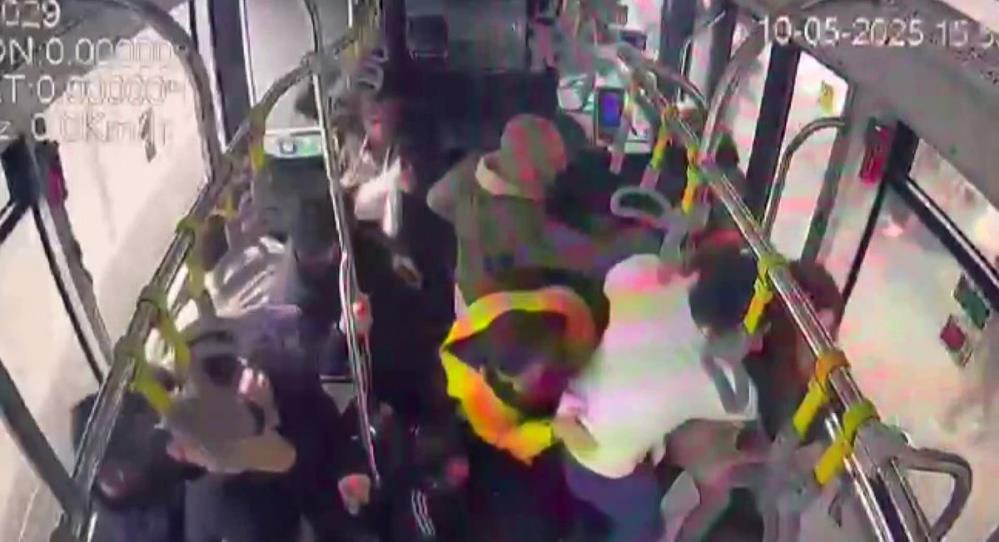 Metrobüs kazasının yeni görüntüleri ortaya çıktı Metrobüs kazasının yeni görüntüleri ortaya çıktı