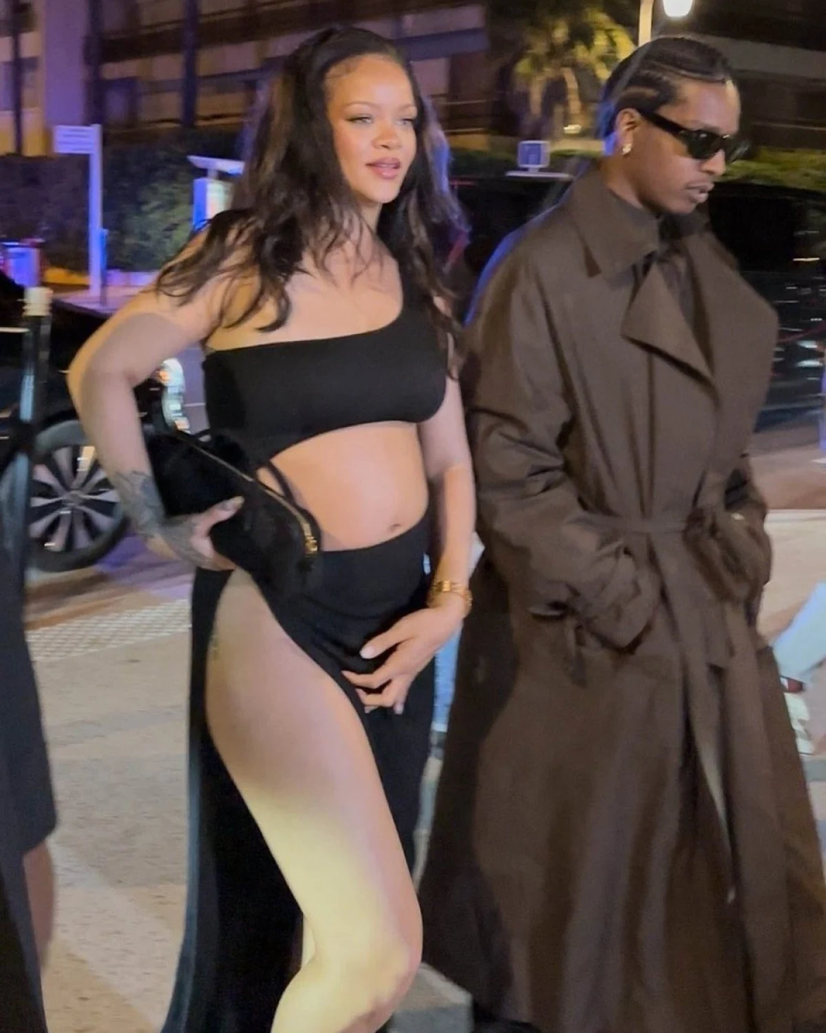 Rihanna’dan Cesur Gece Kombini1