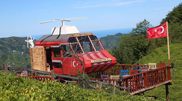 Rize'de Çay Bahçesinde Helikopter Şeklindeki Ahşap Yapı Ilgi Çekiyor