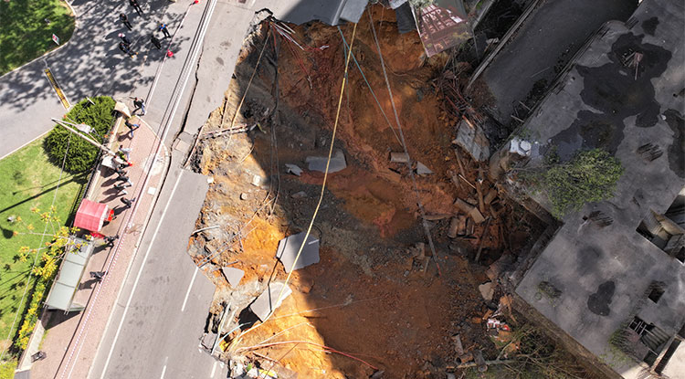 Sarıyer'de Yol Çöktü Eski Büyükdere Caddesi Trafiğe Kapatıldı 1