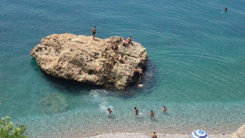 Antalya’da Bayramın Ilk Günü Sahiller Doldu Taştı2