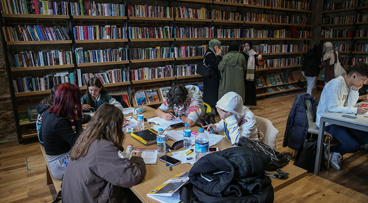 Bakan Ersoy Kitapla Büyüyen Nesiller Için Durmadan Çalışıyoruz