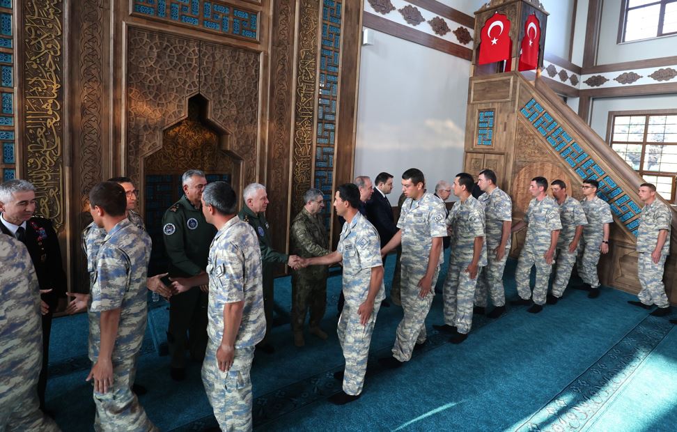 Bakan Güler, Kütahya'da Mehmetçikle Bayramlaştı2