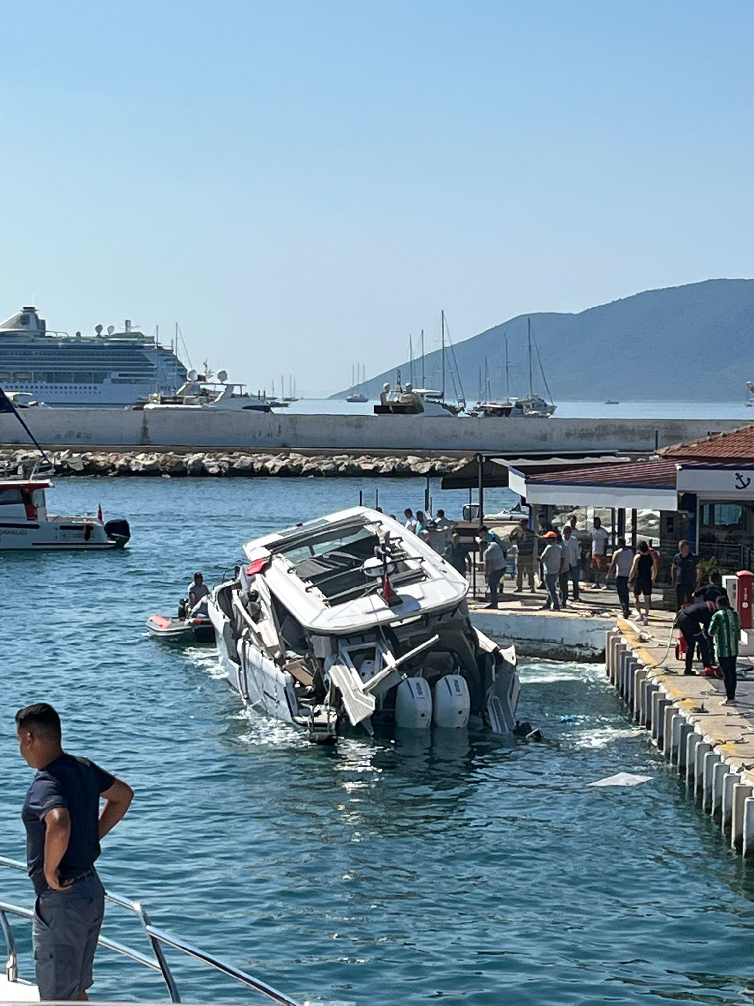 Bodrum'da Marinaya Yanaşan Teknede Patlama1