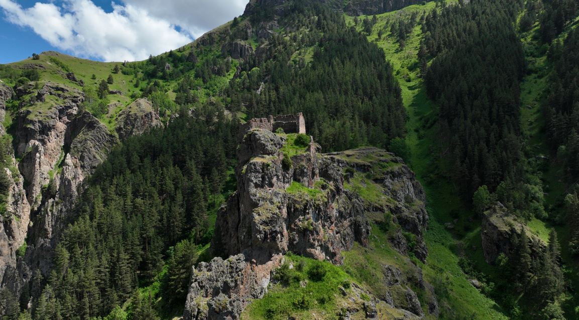 Erzurum'da Sarp Kayalık Üzerindeki Tescilli Hırçer Kalesi Yüzyıllardır Ayakta1