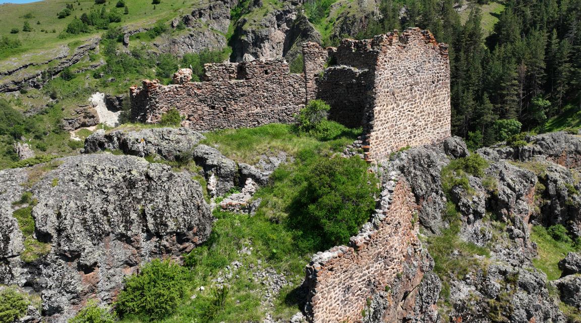 Erzurum'da Sarp Kayalık Üzerindeki Tescilli Hırçer Kalesi Yüzyıllardır Ayakta2