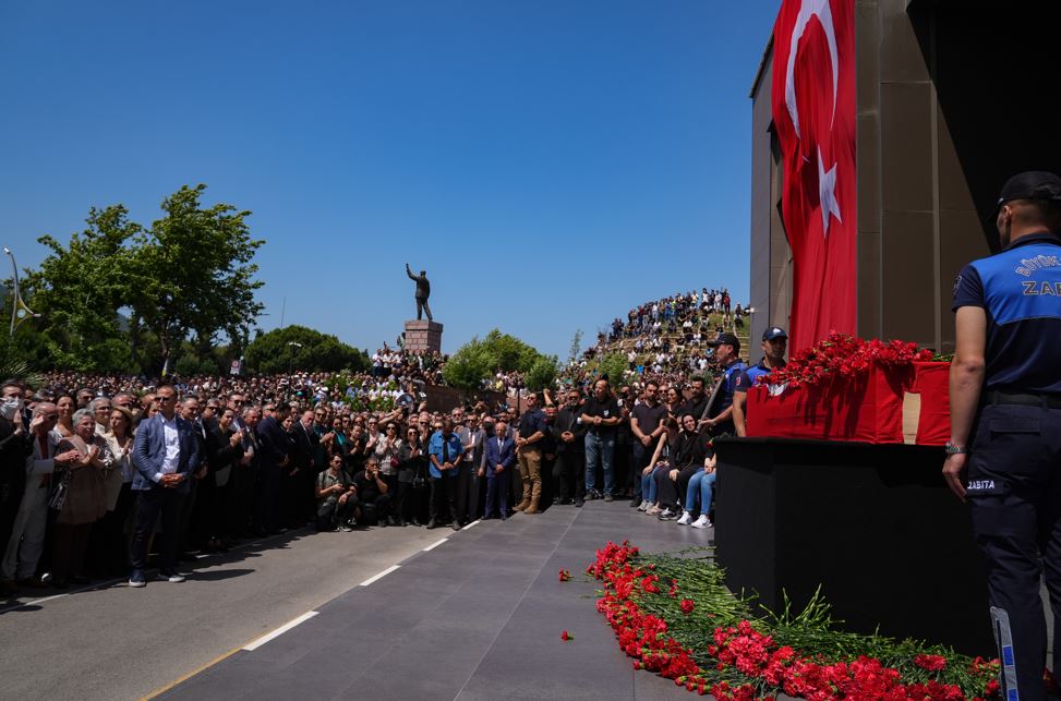 Ferdi Zeyrek Için Belediye Önünde Tören Düzenlendi1
