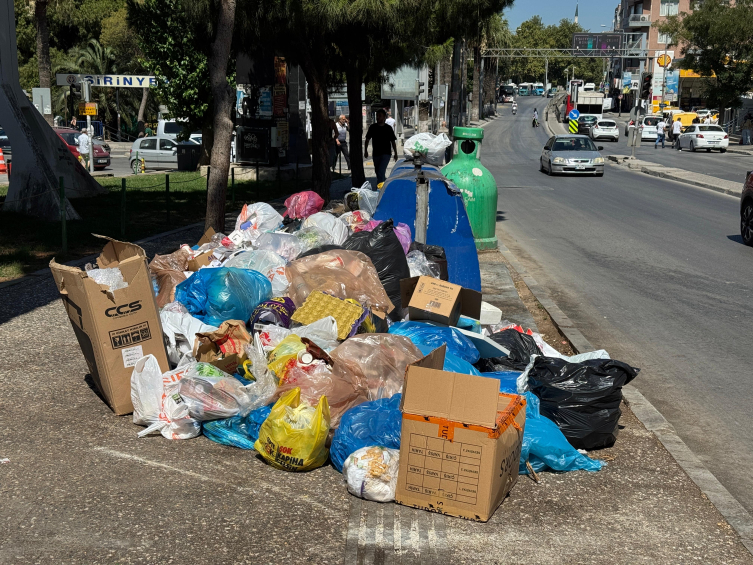 İzmir Buca'da Grev 6 Gündür Devam Ediyor, Çöp Yığınları Yükseliyor1