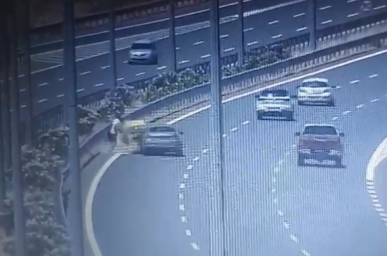 İzmir’de feci kazada araçtan fırlayan sürücü can verdi