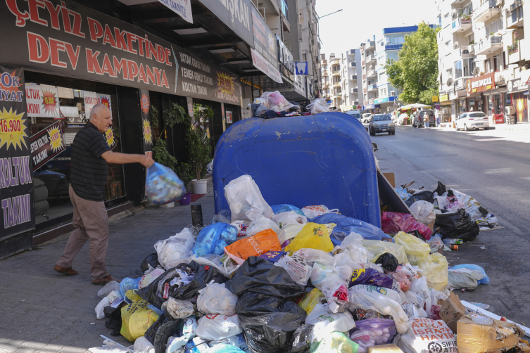 İzmir'de Sokaklar Yine Çöp Yığınlarıyla Doldu1