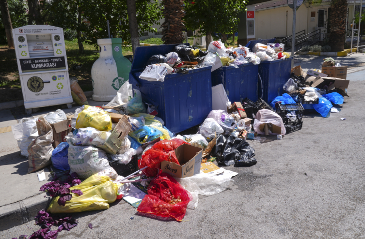 İzmir'de Sokaklar Yine Çöp Yığınlarıyla Doldu2