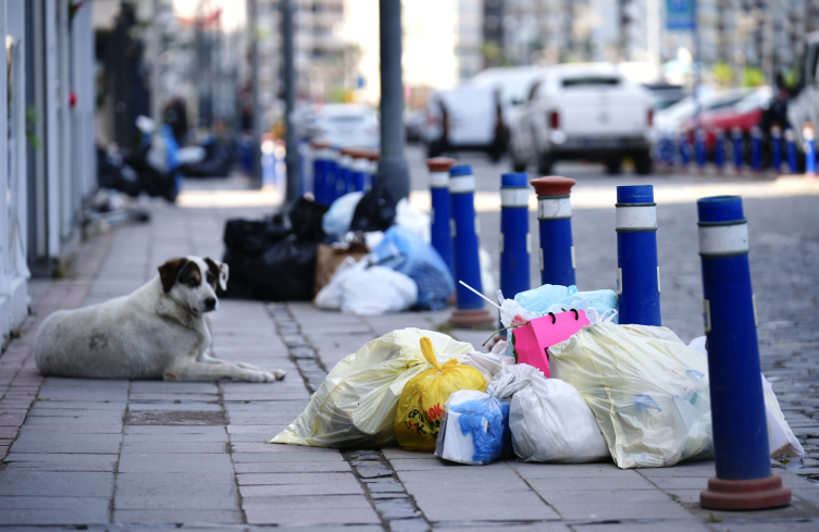 İzmir'deki Grev 4'Üncü Gününde Çöpler Yollara Taştı1