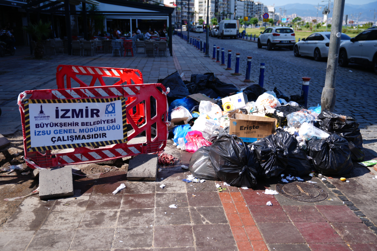 İzmir'deki Grev 4'Üncü Gününde Çöpler Yollara Taştı3