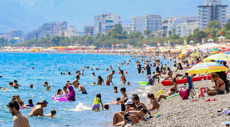 Konyaaltı Sahili, Tam Kapasite Hizmete Hazır Hale Getirildi