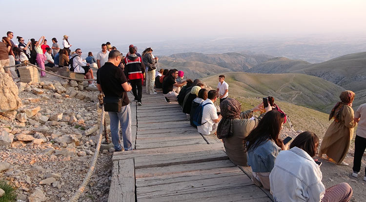 Nemrut Dağı Binlerce Turisti Ağırladı
