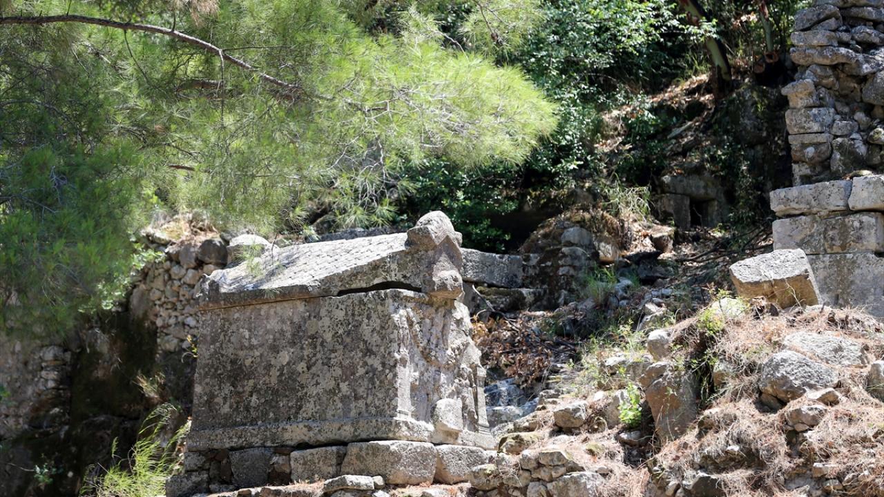 Olympos'ta Kaya Mezarları Ziyarete Açıldı1