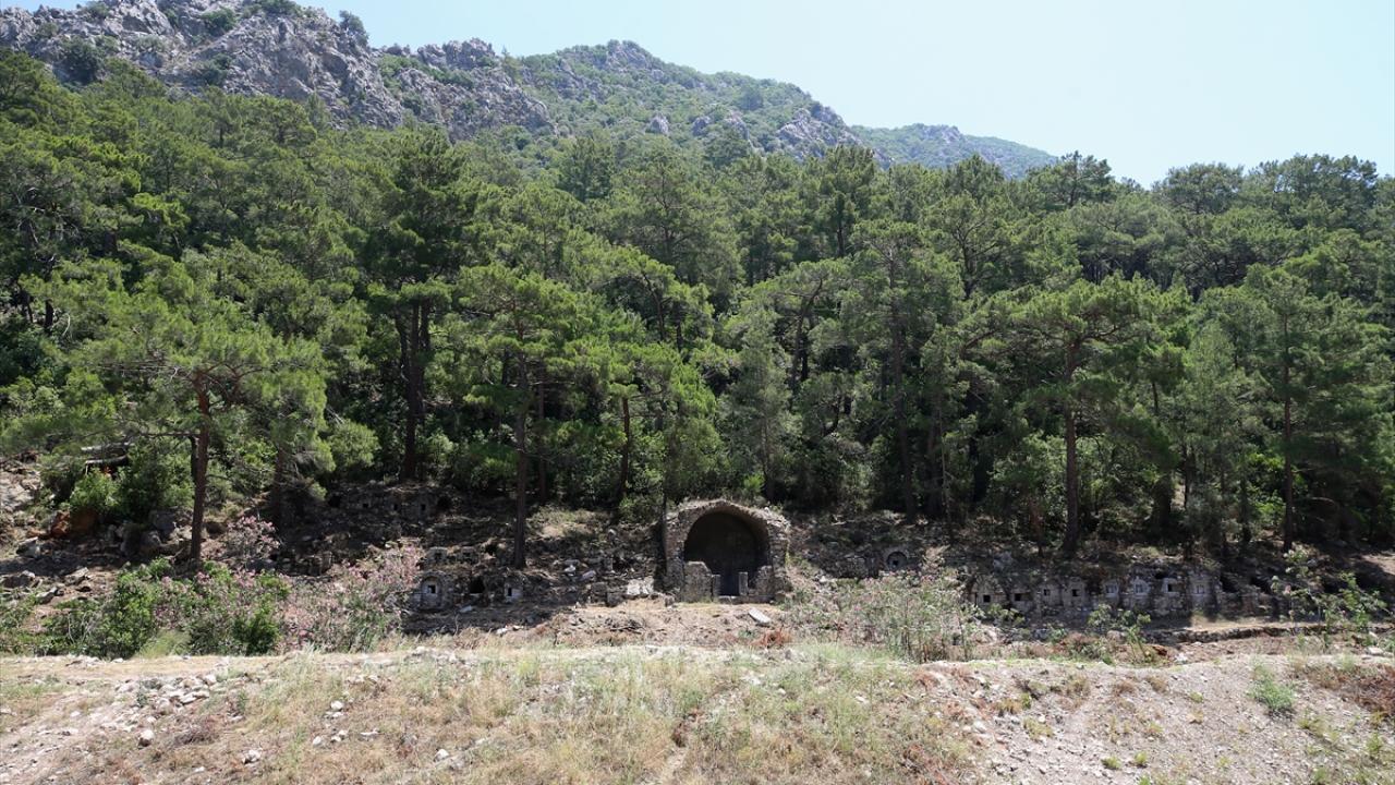 Olympos'ta Kaya Mezarları Ziyarete Açıldı2