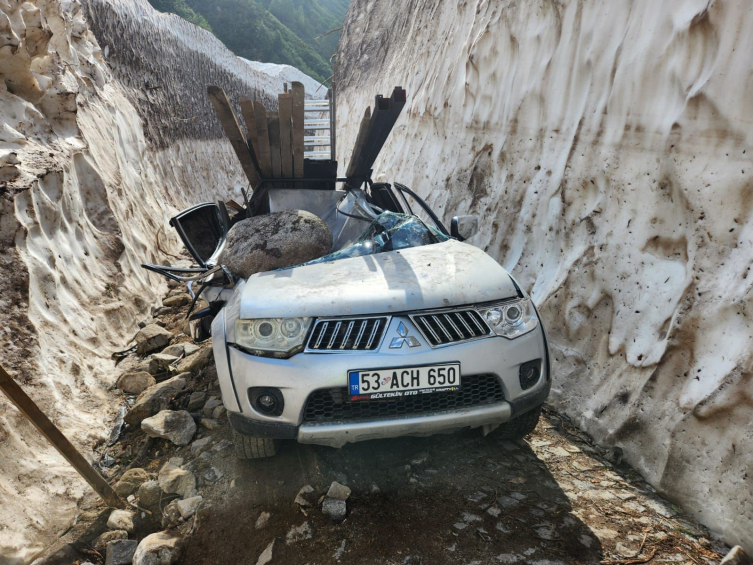 Rize'de Kamyonetin Üzerine Kaya Parçası Düştü1