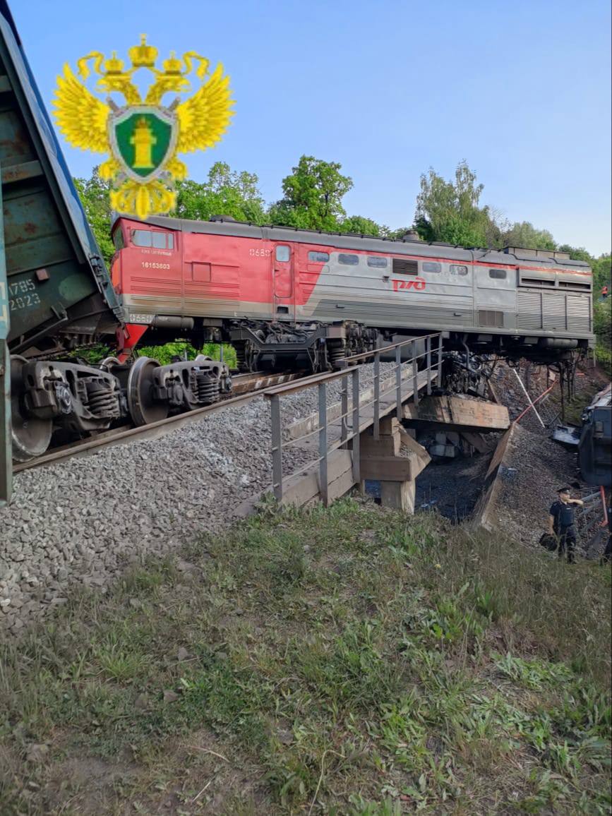 Rusya'da Otoyol Köprüsü Yolcu Treninin Üzerine Çöktü