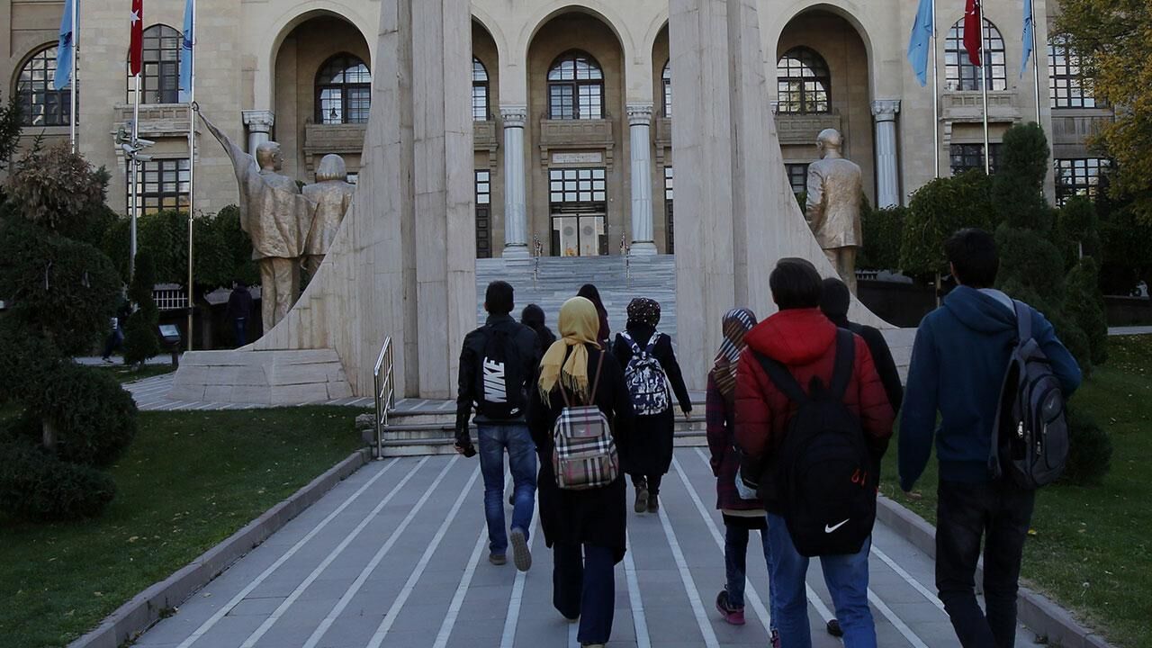 Universite Ogrencisi Gazi Aa 1519885-1