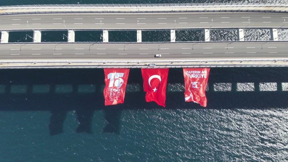1915 Çanakkale Köprüsüne Dev Türk Bayrağı Asıldı1