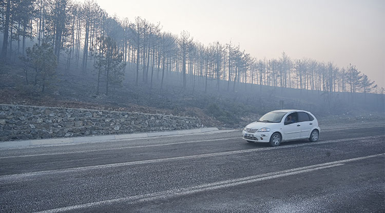 Bursa’da Gökyüzünü Kaplayan Duman Bulutundan Göz Gözü Görmüyor