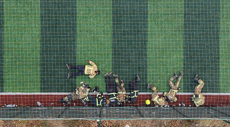 Bursa’da Orman Yangınıyla Mücadele Eden Itfaiye Erleri, Halı Sahada Dinlendi