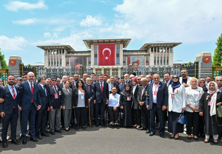 Cevdet Yılmaz, 15 Temmuz Şehitler Anıtı'na Çelenk Bıraktı1