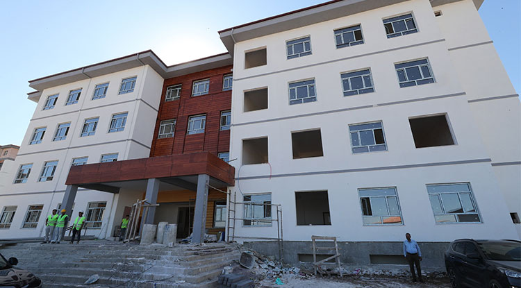 Hatay'daki Deprem Konutları Bölgesinde Okul Inşaları Sürüyor 1