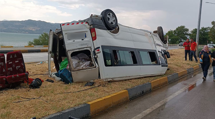 Kontrolden Çıkan Minibüs Takla Attı 1’I Ağır 9 Yaralı 1