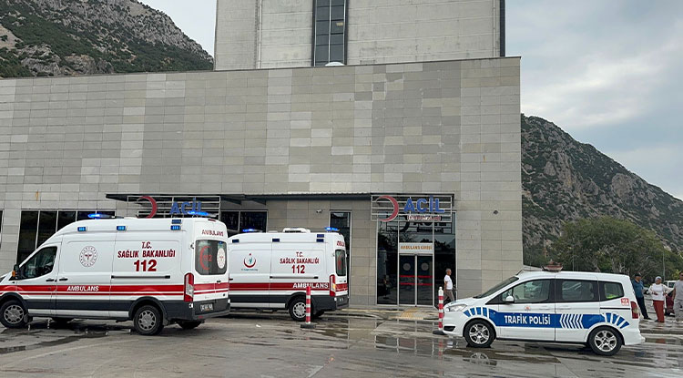 Kontrolden Çıkan Minibüs Takla Attı 1’I Ağır 9 Yaralı 2