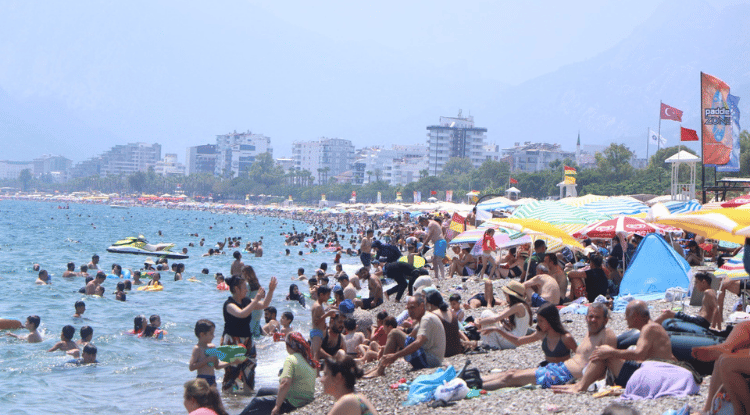 Sahil Antalya’da Yaz Keyfi Zirvede