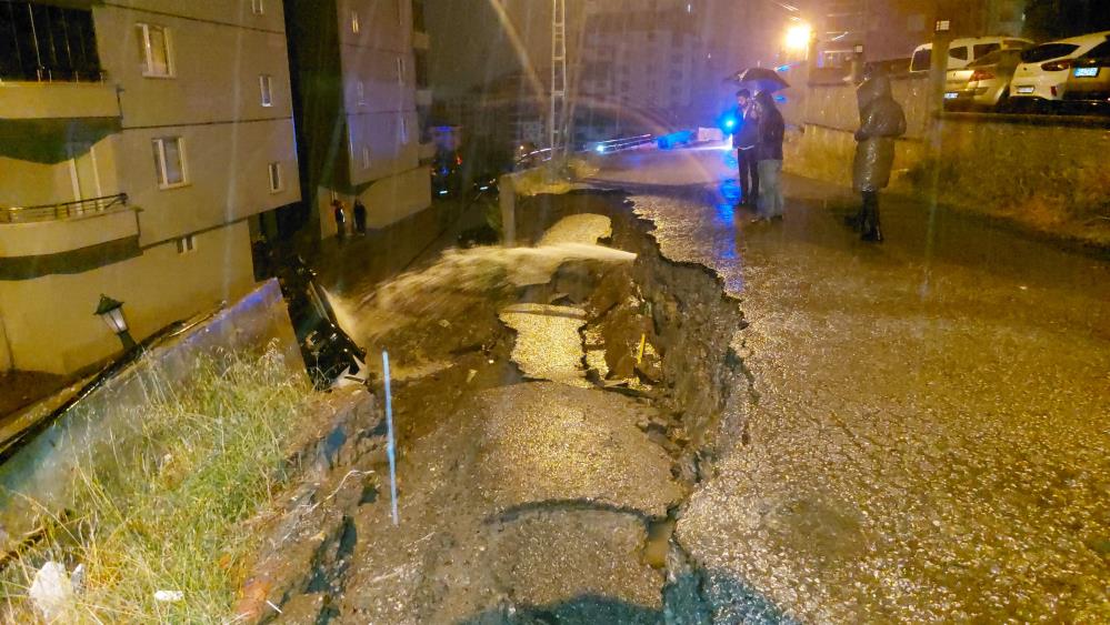 Samsun'da Istinat Duvarı Araçların Üzerine Devrildi2