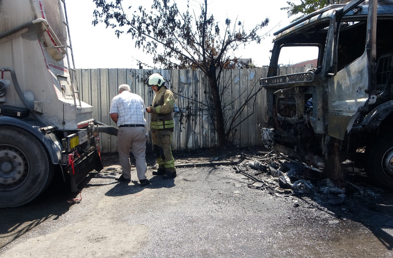 Sancaktepe’de Park Halindeki Kamyon Alev Aldı (2)