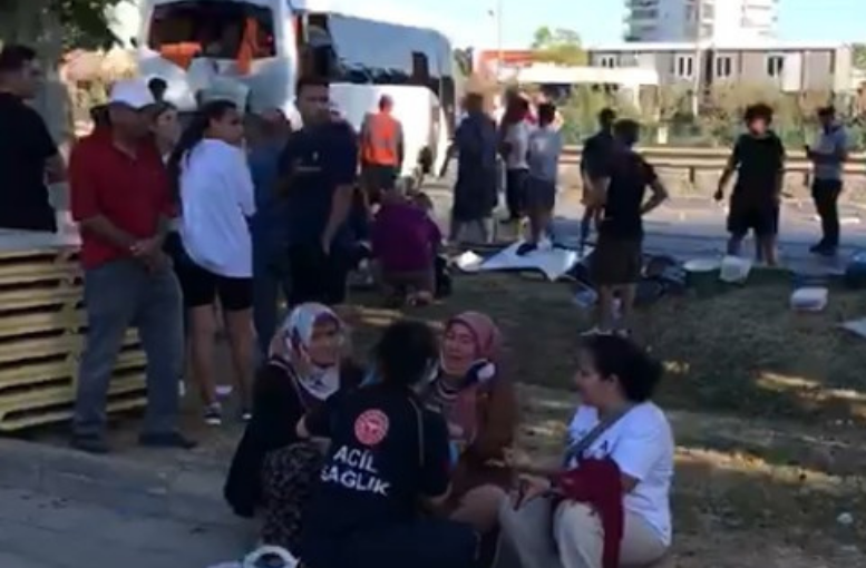 Servis Otobüsü, Midibüs Ve Kamyonun Karıştığı Kazada 21 Kişi Yaralandı (2)