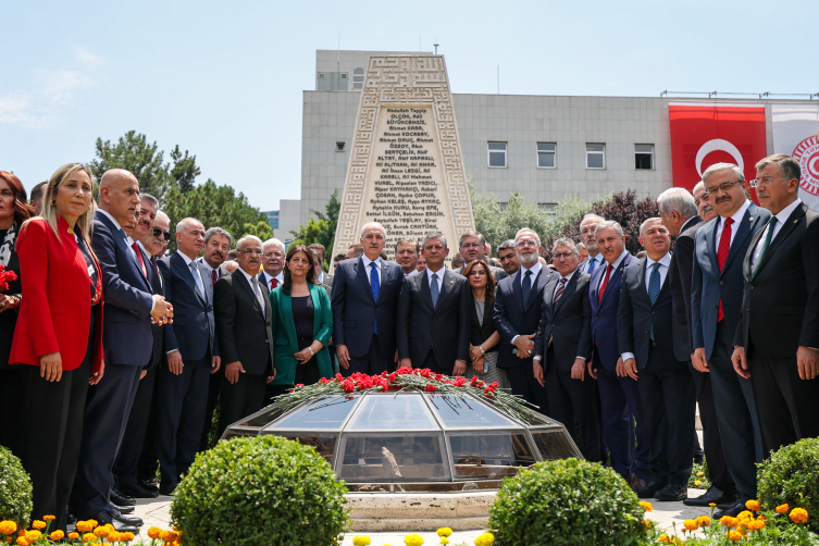 Tbmm Başkanı Kurtulmuş, Meclis'te Bombalanan Alanlara Karanfil Bıraktı1