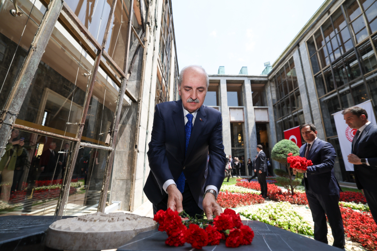 Tbmm Başkanı Kurtulmuş, Meclis'te Bombalanan Alanlara Karanfil Bıraktı2