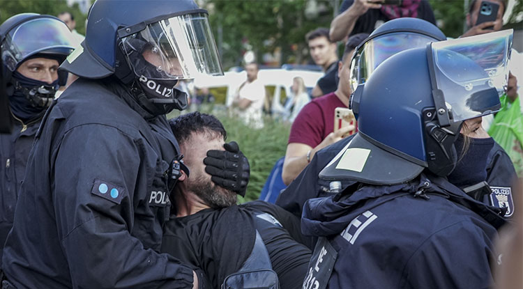 Almanya'da Polis Filistin'e Destek Eylemine Sert Müdahalede Bulundu 3