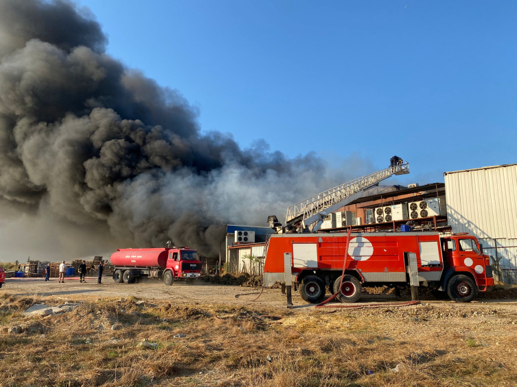 Antalya'da Iki Depoda Yangın Çıktı1