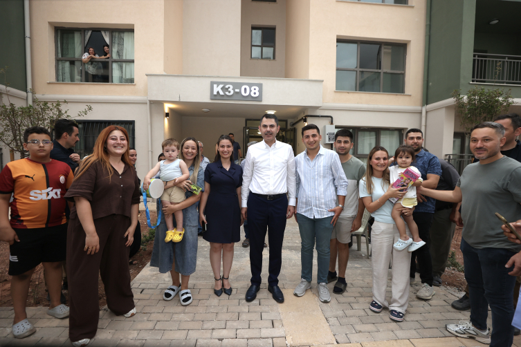 Bakan Kurum Adıyaman'da Evlerine Kavuşan Depremzede Aileye Misafir Oldu1