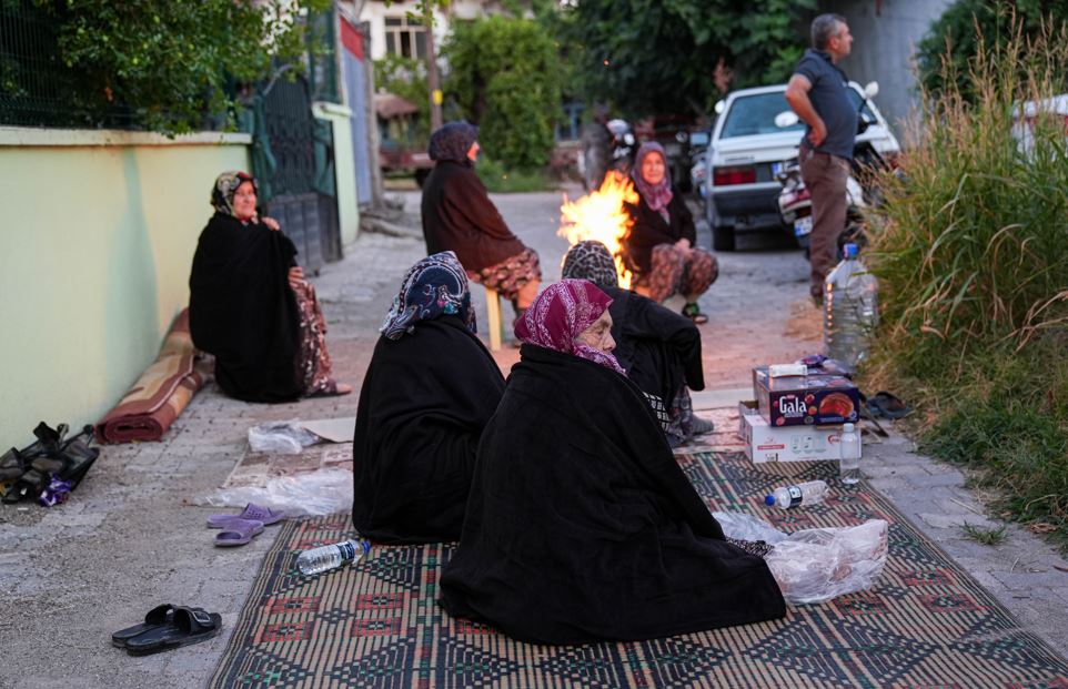 Balıkesir Sındırgı’da Depremzedeler Geceyi Sokakta Geçirdi3