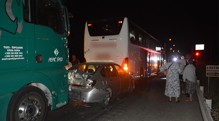 Balıkesir'de Zincirleme Trafik Kazası 1 Kişi Hayatını Kaybetti 1