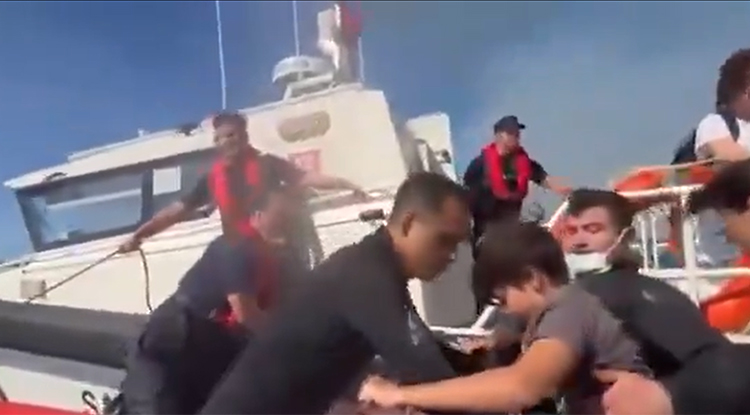 Çanakkale'deki Orman Yangınlarında Mahsur Kalan 348 Kişiyi Sahil Güvenlik Kurtardı