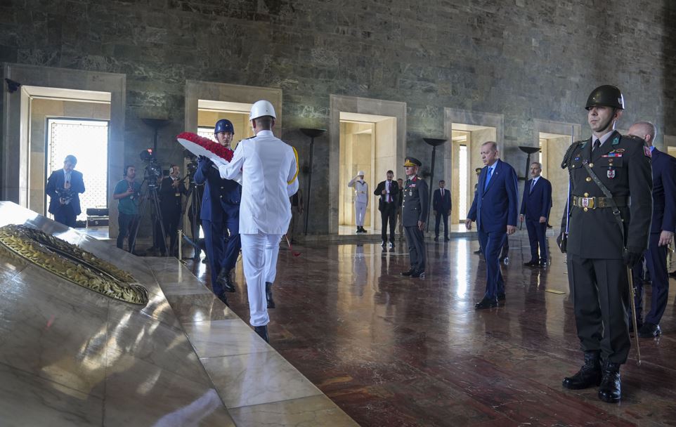 Cumhurbaşkanı Erdoğan Başkanlığındaki Yaş Üyeleri Anıtkabir'i Ziyaret Etti2