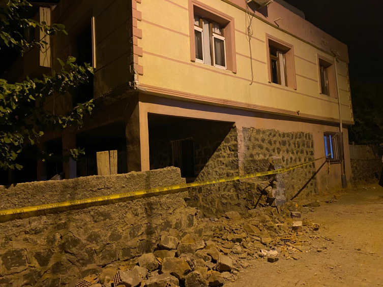 Diyarbakır'da Balkon Çöktü1