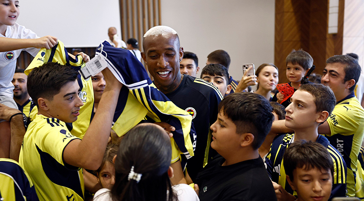 Fenerbahçeli Futbolcular, Ankara'da Çocuklarla Buluştu 1